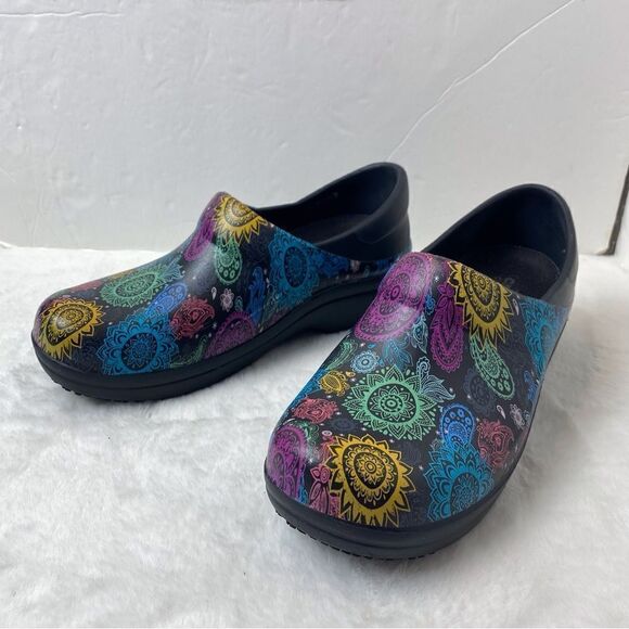 Crocs Duel Comfort Neria Pro 2 Paisley Mandala Clogs Size 7 - Picture 1 of 9